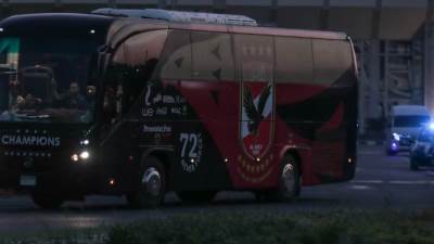 حافلة الأهلي تصل استاد الكلية الحربية استعدادًا لمباراة الطلائع 