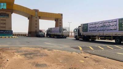 134 شاحنة إغاثية مقدمة من مركز" سلمان للإغاثة" عبرت منفذ الوديعة لليمن