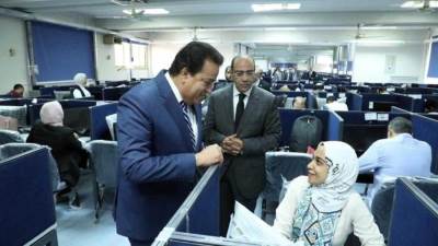 وزير الصحة يتفقد الامتحانات التحريرية للأطباء الملتحقين ببرنامج" الزمالة المصرية" 