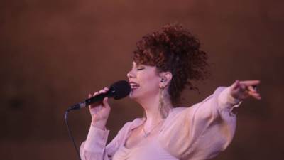 لينا شاماميان ترفع لافتة كامل العدد بحفل مهرجان القلعة