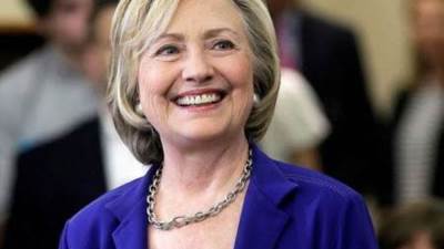 بالكعب العالي.. هيلاري كلينتون ترقص تتضامنا مع رئيسة وزراء فنلندا