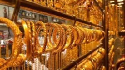الذهب يهبط إلى أدنى مستوياته منذ شهر بفعل الدولار القوي