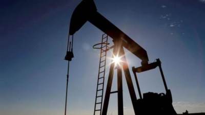 أوبك+ تتوقع فائضا أكبر في سوق النفط خلال 2022