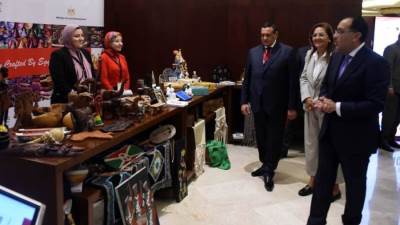 مدبولي يتفقد معرض «أيادي مصرية» تحت عنوان "بكل فخر.. صنع فى مصر"