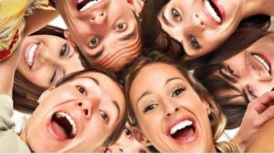 العلاج بالضحك.. فنانون فلسطينيون يلعبون على أوتار حساسة بالمدن المحتلة