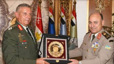 رئيس أركان حرب القوات المسلحة يناقش مع نظيره اليوناني العلاقات العسكرية المصرية اليونانية المشتركة