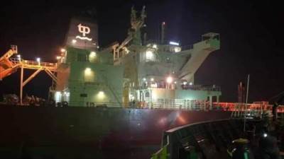 عاجل| سفينة عملاقة تجنح وتغلق المجرى الملاحي لقناة السويس