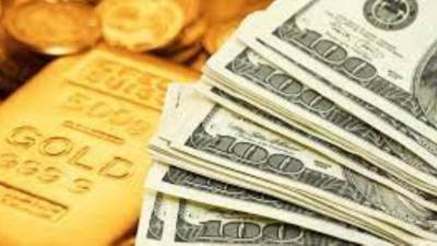 الذهب يتراجع إلى ما دون 1700 دولار بضغط من رهانات الرفع الحاد لأسعار الفائدة