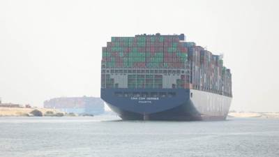 أسامة ربيع: قناة السويس تشهد عبور 57 سفينة بحمولات 3.4 مليون طن