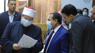 وزير الأوقاف ورئيس المركزي للإدارة يتفقدان سير أعمال اختبارات المتقدمين لوظائف الأئمة والعمال