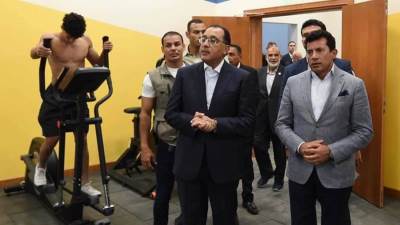 "مدبولي" يتفقد المدينة الرياضية ومجمع المدارس بمجمع "تحيا مصر" في سيدي عبدالرحمن