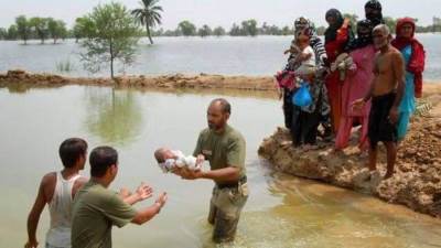 رضع شردهم الوحل.. مأساة 16 مليون طفل تجرفهم فيضانات باكستان