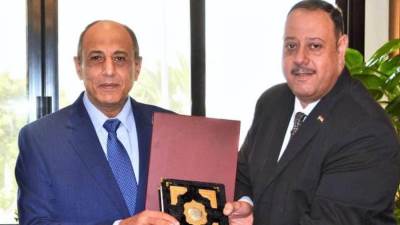 وزير الطيران المدني يلتقي أعضاء اللجنة النقابية للعاملين بالوزارة 