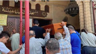 وصول جثمان المخرج علي عبد الخالق لمسجد السيدة نفيسة لأداء صلاة الجنازة