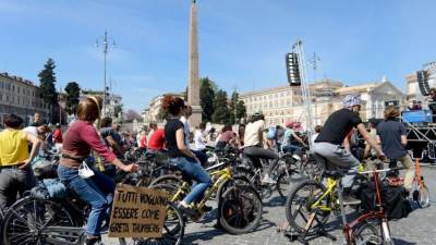 بولنديون يولدون الكهرباء بالدراجات لمشاهدة الأفلام مع ارتفاع أسعار الطاقة