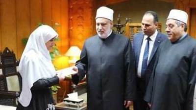 وكيل الأزهر يكرم الطالبة الفائزة في تمثيل مصر في" أولمبياد الألكسو" 