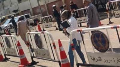 أسرة فتاة الشرقية تدخل قاعة المحكمة استعدادا لأولى جلسات محاكمة المتهم