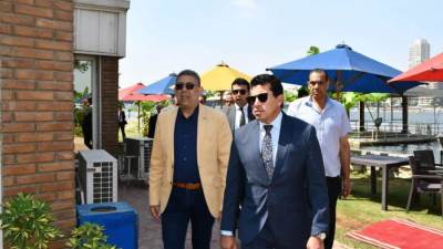 وزير الشباب يقوم بجولة تفقدية بمقر الإتحاد المصري للشراع والإنزلاق على الماء