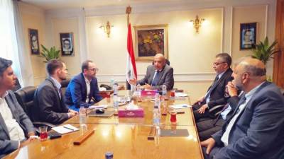 وزير قطاع الأعمال يتابع موقف مشروع إنتاج السيارة الكهربائية 