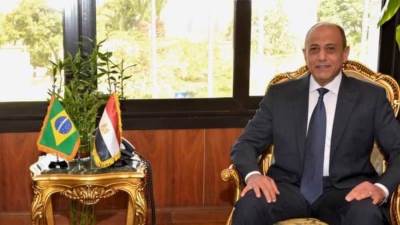 وزير الطيران يبحث مع السفير البرازيلى بمصر تعزيز التعاون في مجال النقل الجوى