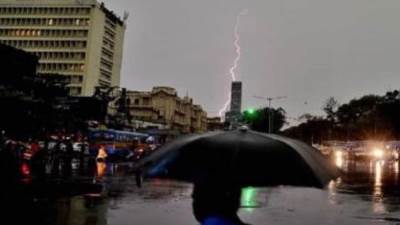 صواعق برق تؤدى إلى وفاة 23 شخصا في الهند