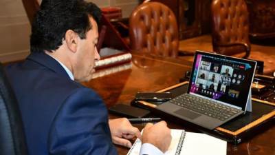 وزير الرياضة يجتمع مع مسئولى مؤسسة "زايد العليا" عبر تقنية الفيديو كونفرانس