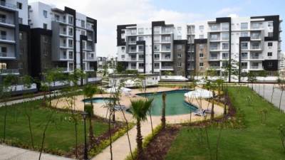 وزير الإسكان يتفقد نماذج الوحدات والفيلات التى تم تأثيثها بمدينة المنصورة الجديدة