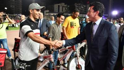 وزير الشباب والرياضة يُسلم الدفعة الثالثة من مبادرة دراجتك دخلك