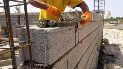 الحبس وغرامة تصل 200 ألف عقوبة الموظف المتورط في تسهيل مخالفات البناء