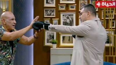 محمد لطفى يُعلم عمرو الليثى الملاكمة أثناء استضافته فى "واحد من الناس"