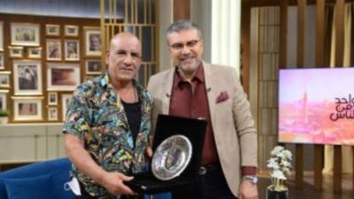 محمد لطفى يهدى درع تكريمه من قناة الحياة للمخرج خيرى بشارة: "أبويا الروحى"