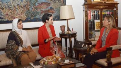 نيفين الكيلاني تستقبل وفد مؤسسة حياة كريمة 