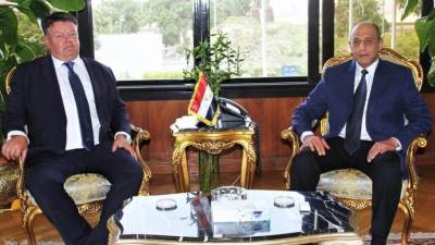 وزير الطيران يبحث مع أمين عام المنظمة العالمية للأرصاد الجوية آليات التعاون المشترك