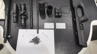 جمارك الغردقه تضبط تهريب بندقية خرطوش مفككة وتلسكوب و2 منظار