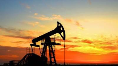 النفط ينخفض مع تجدد المخاوف حول الطلب وتوقعات رفع أسعار الفائدة 