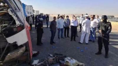 مصرع شخصان وإصابة أخرين فى تصادم أتوبيس عمال وسيارة نقل بالعين السخنة