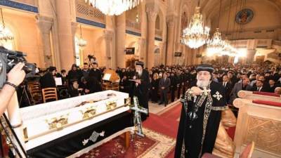 صلوات تجنيز المتنيح الأنبا إيساك في الكاتدرائية المرقسية بالإسكندرية