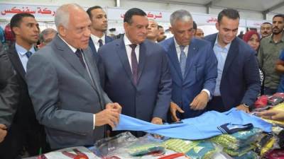 وزير التنمية المحلية ومحافظ الجيزة يفتتحان معرض "أهلا مدارس" بشارع فيصل