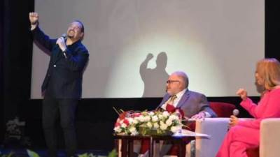 هشام عباس علي مسرح تكريم يحيي الفخراني: رفضت في الأول غناء تتر "يتربي في عزو"