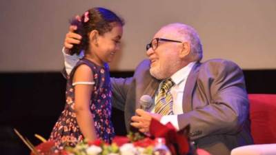 بالأوبرا.. طفلة تفاجئ الفنان يحيي الفخراني أثناء تكريمه ويقبلها