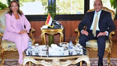 وزير الطيران يبحث مع مفوضة الطاقة والبنية التحتية بالاتحاد الإفريقي سبل التعاون