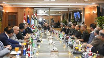 الفريق أسامة عسكر يناقش مع محافظ الشرقية الموقف التنفيذي لمشروعات "حياة كريمة" بالمحافظة