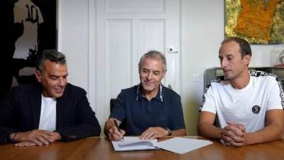 بالصور.. توقيع السويسري كولر على عقود تدريب الأهلي لمدة موسمين