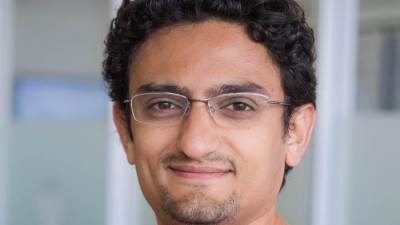 وائل غنيم يعود إلي مصر بعد سنين غياب