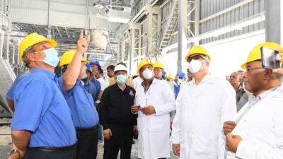 وزير قطاع الأعمال العام يجري جولة تفقدية بمجمع الألومنيوم بنجع حمادي