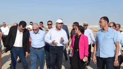 مدبولي يتفقد المنطقتين الخضراء والزرقاء المقامتين على هامش قمة المناخ بشرم الشيخ