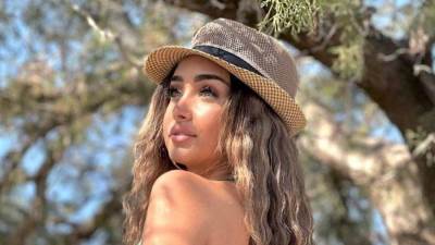 ظهر مكشوف وتاتو.. هنا الزاهد بإطلالة صيفية جذابة 