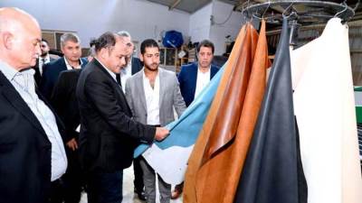 وزير الصناعه والتجارة يتفقد عدد من المدابغ ووحدات انتاج الغراء ومنطقة الـ 100 مصنع