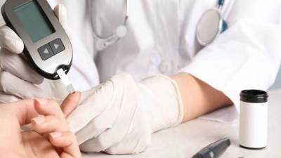 مرضى السكر أكثر عرضة لالتهاب دواعم السن.. ما الحل؟ 