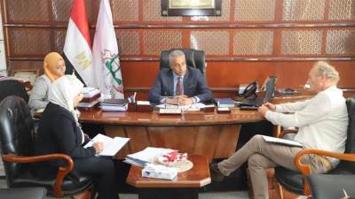 شحاتة يلتقي بمسؤول العمل الدولية ويؤكد.. مصر تحترم الاتفاقيات التي وقعت عليها